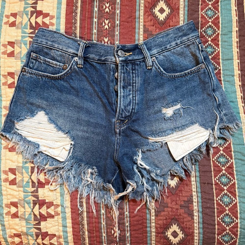 We The Free distressed Denim shorts size 25